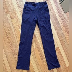 Plum athletic leggings with back and side pockets
